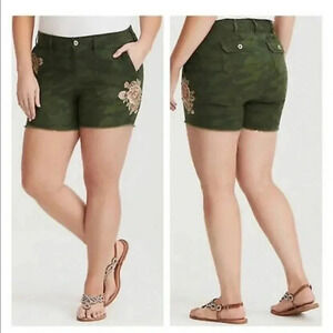 Torrid NWT Cut Off Floral Camo Embroidered Shorts Size 18